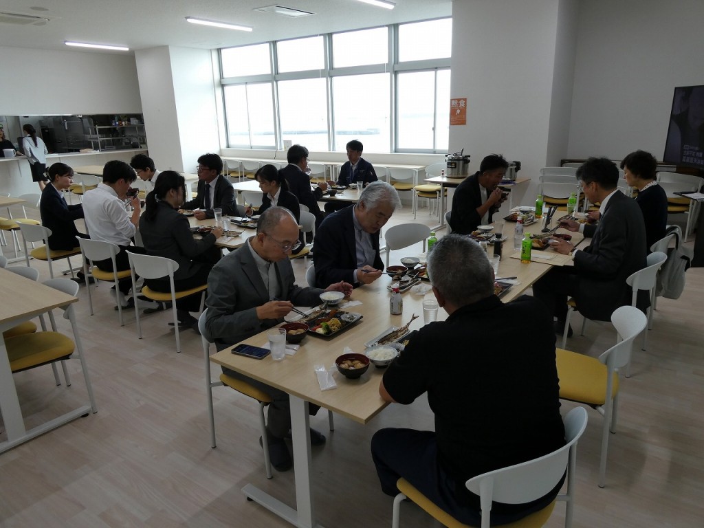 防災一時待機室（通常は食堂利用）で昼食