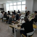 防災一時待機室（通常は食堂利用）で昼食